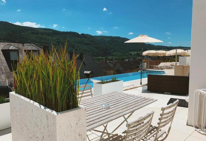 Полулюкс Вид на Бассейн, Weingut Aparthotel Olinger