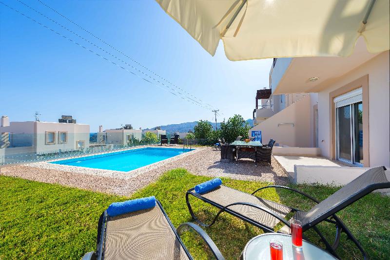 Вилла с 1 спальней и бассейном, Athoniki Villas
