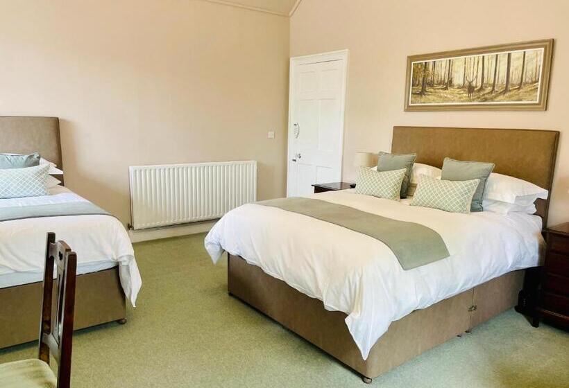 غرفة عائلية مطلّة علي الحديقة, West Plean House