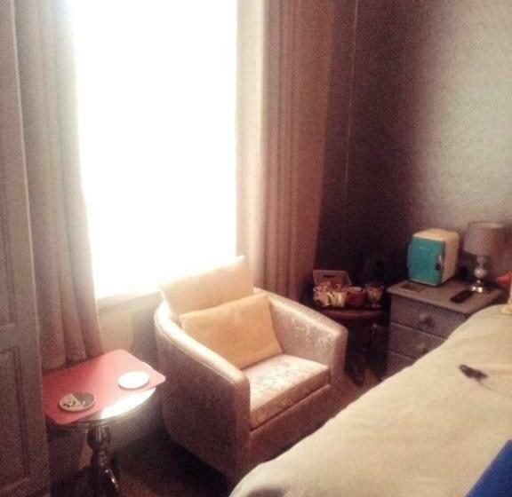 اتاق خانوادگی, Lea Hurst B & B