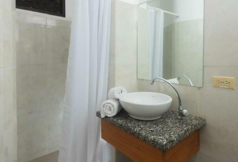 Номер Стандарт Трехместный, Hostal North Seymour