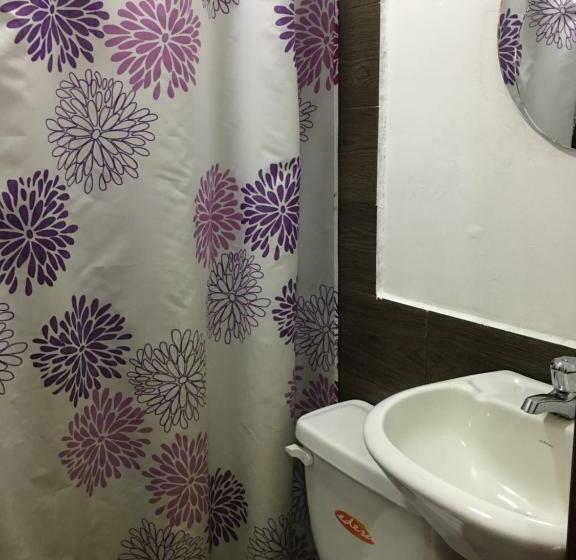 اتاق استاندارد سه نفره, The Backpacker Hostal