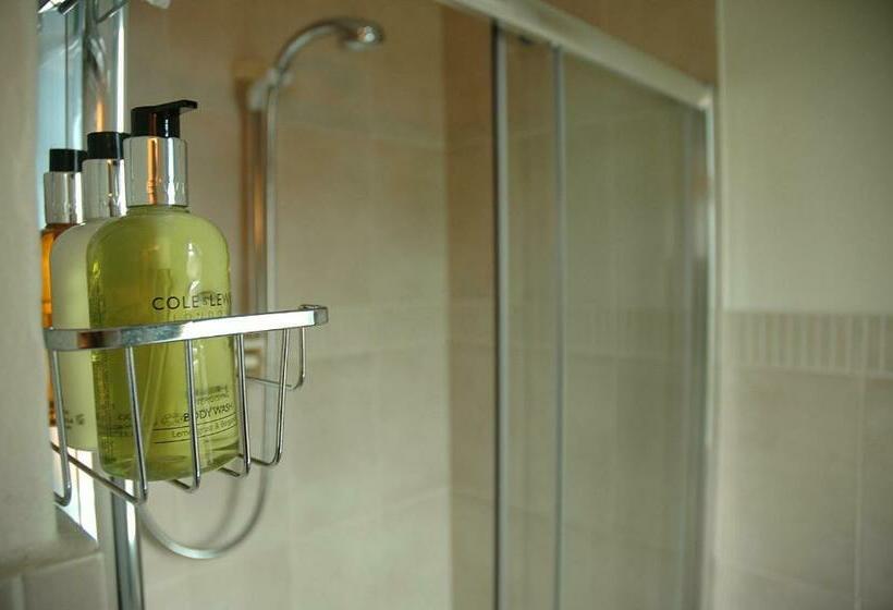 חדר משפחתי, Newcourt Barton