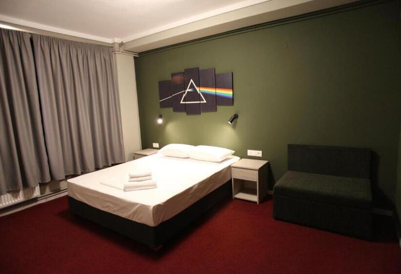 جناح عائلي, Stay Hybrid Hostel