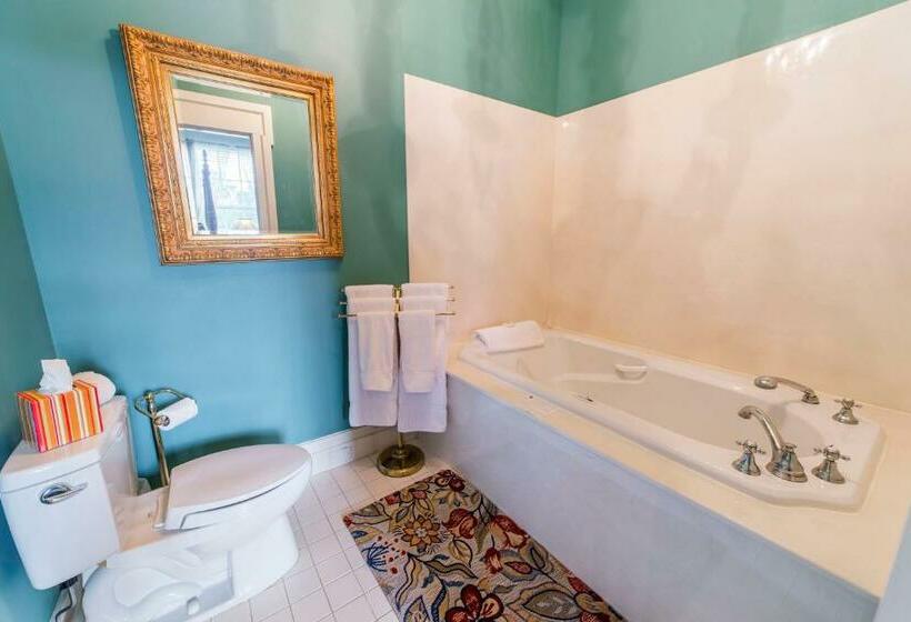 Люкс Deluxe Кровать Кинг, Bourbon Manor Bed & Breakfast Inn