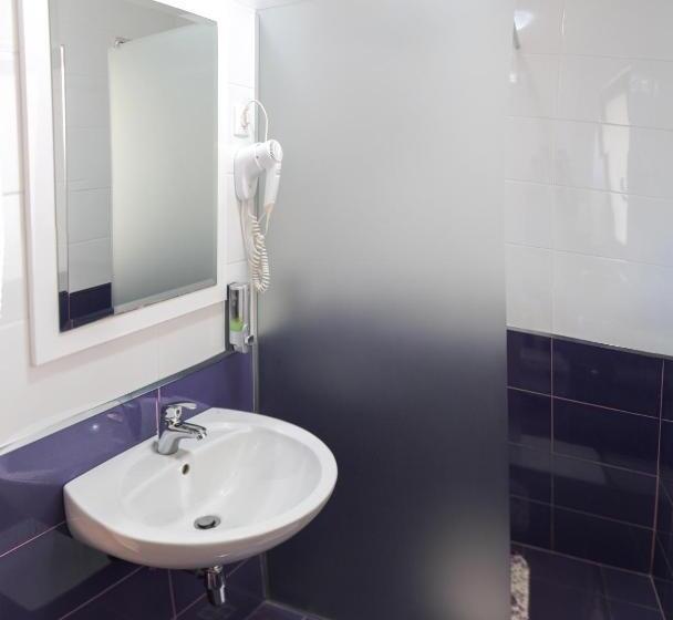 اتاق استاندارد سه نفره, Guest House ćiro