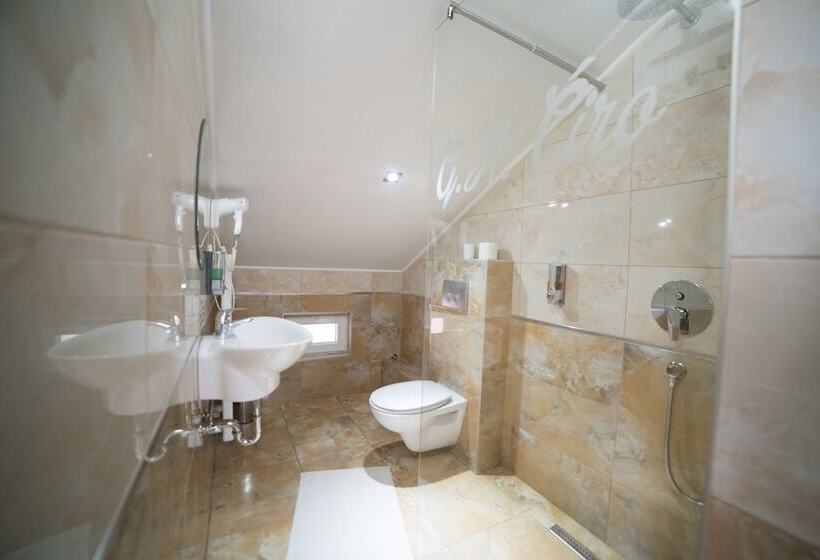 اتاق خانوادگی, Guest House ćiro