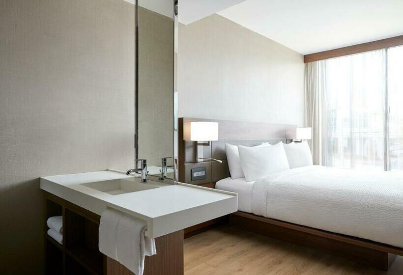 带大床的高级房间, Ac Hotel By Marriott Raleigh North Hills