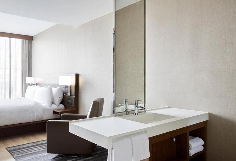 带大床的高级房间, Ac Hotel By Marriott Raleigh North Hills