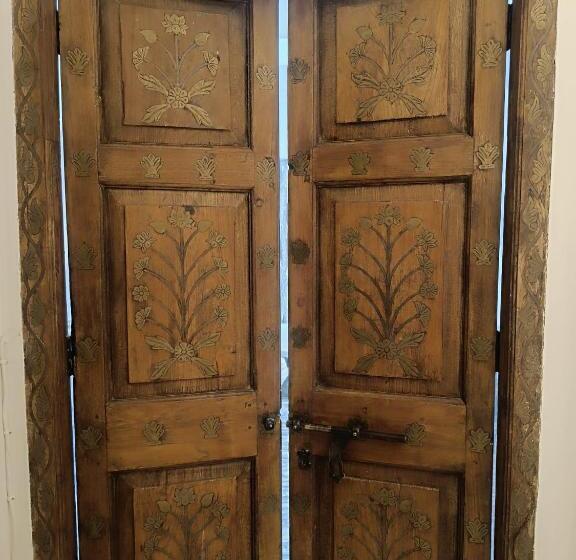 اتاق لوکس با وان آب گرم, Suite Comares