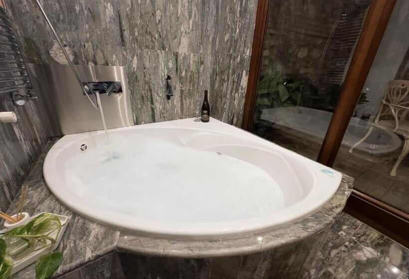 اتاق لوکس با وان آب گرم, Suite Comares