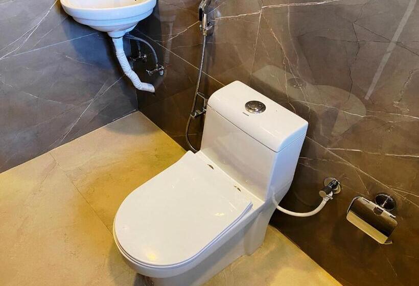 Люкс Вид на Город, The Grand Sarovar Inn And Suites