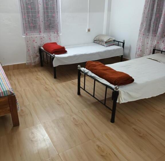 共用房间的床, Suryalaxmi Guest House
