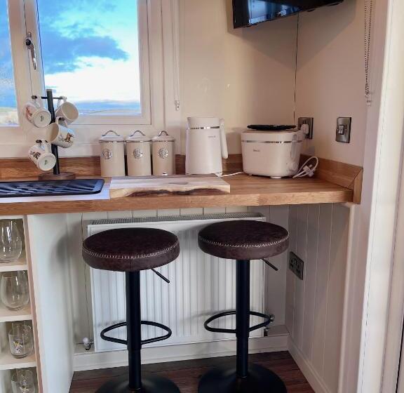 Семейное Бунгало, Capledrae Farmstay Shepherds Huts