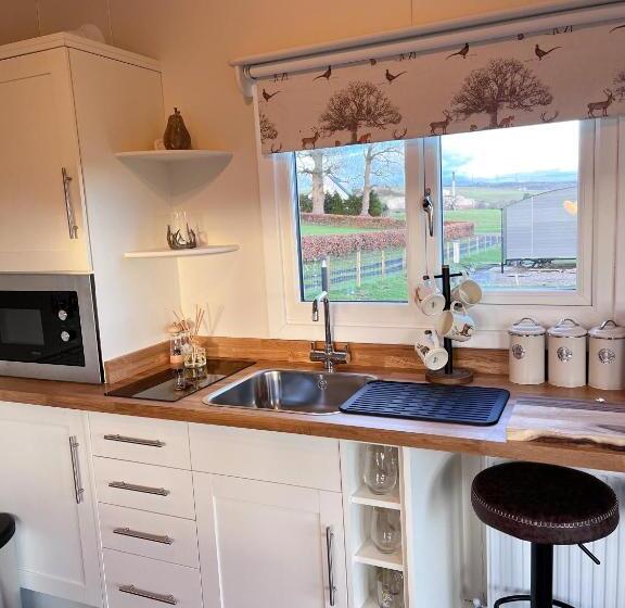 Семейное Бунгало, Capledrae Farmstay Shepherds Huts