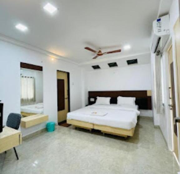 Номер Deluxe, Holiday Pride Aurangabad