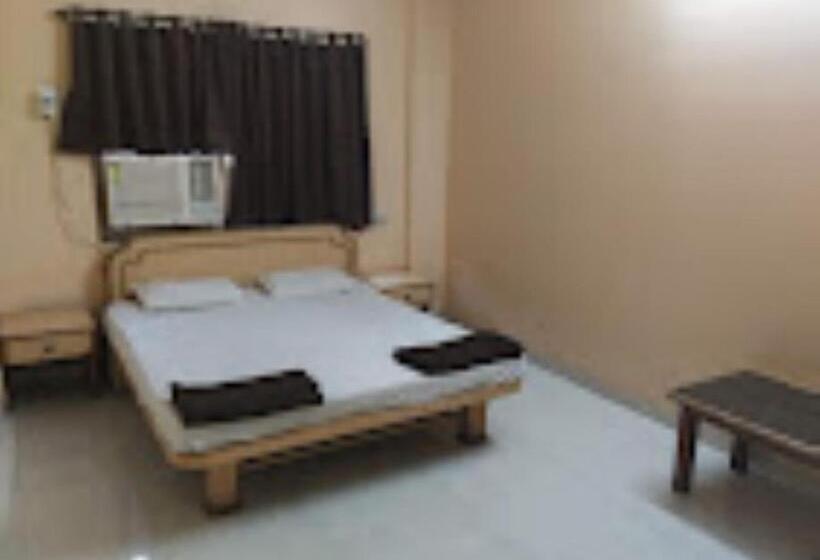 Номер Deluxe, Pritam Palace , Dhule