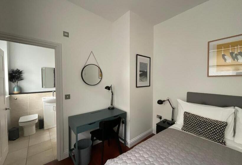 Номер Стандарт, Private Double Room With Ensuite, No Breakfast, Truro City Centre