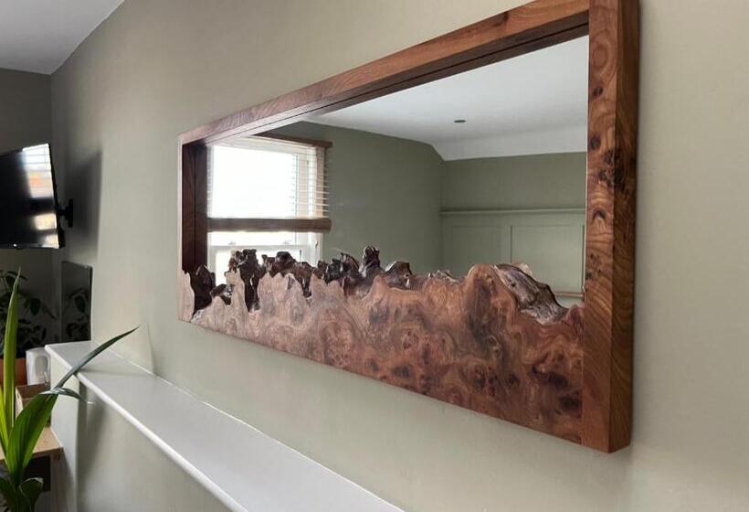 Номер Стандарт, The Roost