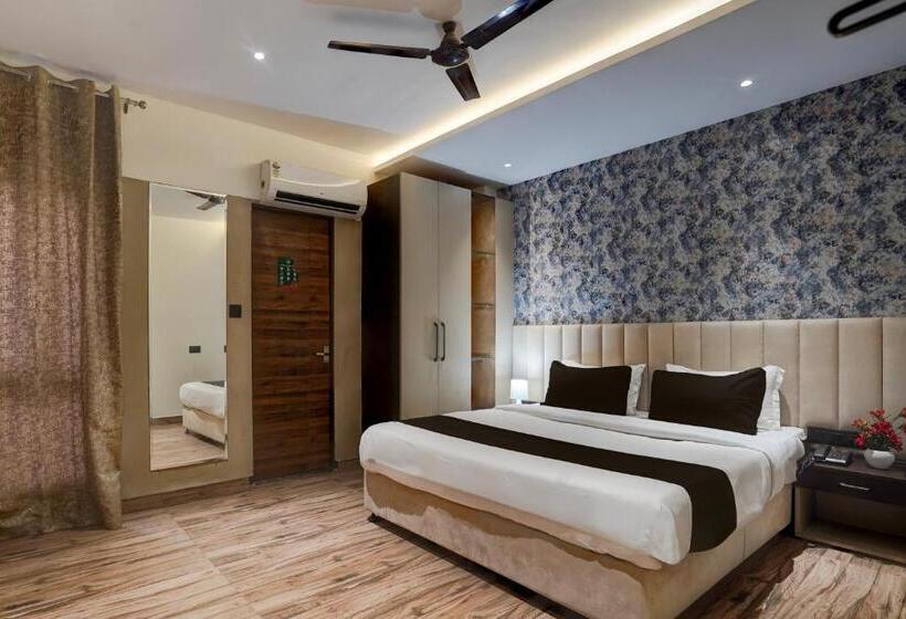 Трехместный Номер Классика, Townhouse Oak Hotel Comfortable Inn