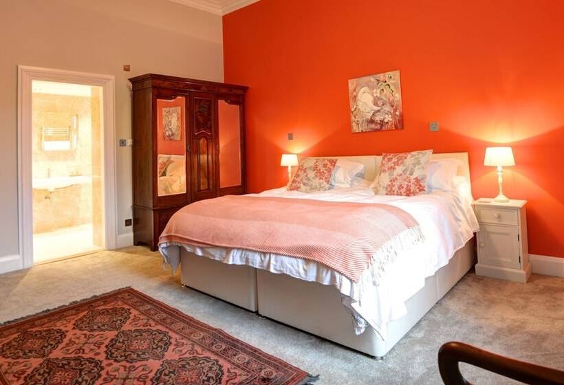 Номер Стандарт, Grosmont House