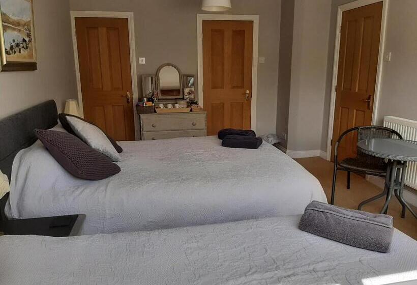 Семейный Номер, The Coach House
