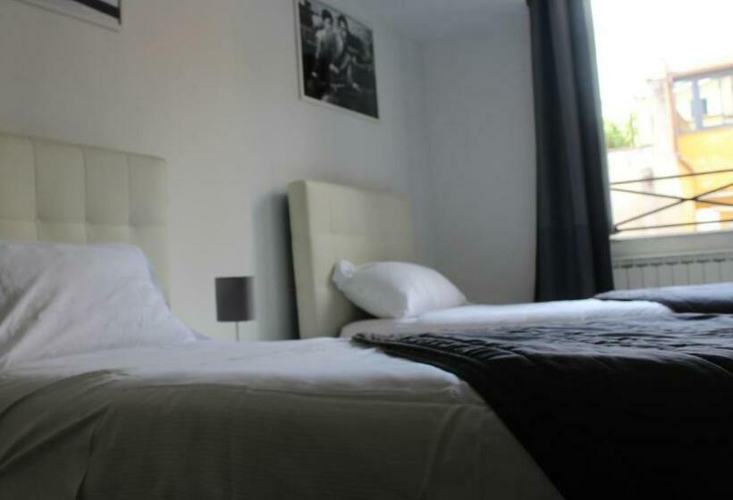 اتاق استاندارد سه نفره, Arch Rome Suites