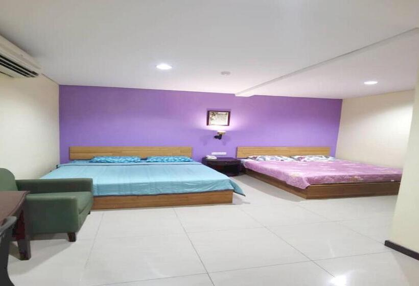 سوییت اجرایی, Oyo 90883 Pavilion Inn