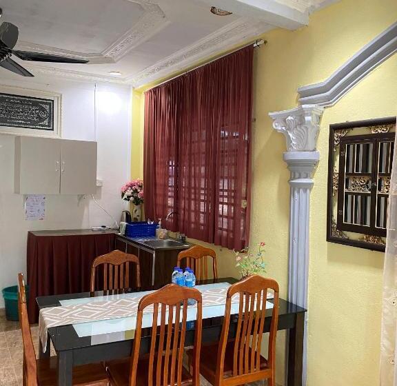 Семейный Номер, Teratak Tiga Homestay Padang Besar
