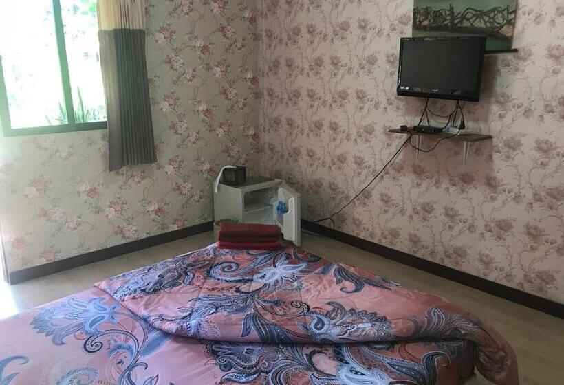 کلبه ییلاقی, Busby Resort