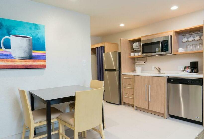 מיטת קינג בסוויטה, Home2 Suites By Hilton Nokomis Sarasota Casey Key