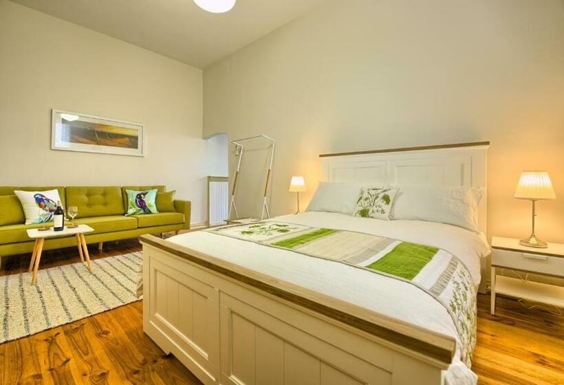 Люкс, Spencer Suites Albany