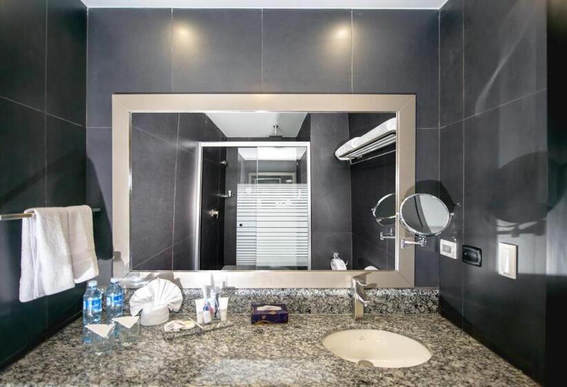 Deluxe Suite King Bed, Wyndham Manta Sail Plaza Hotel And Convention Center