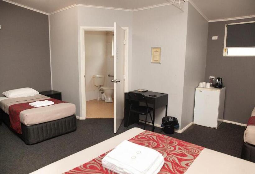 Четырехместный Номер Стандарт, Royal Hotel Singleton