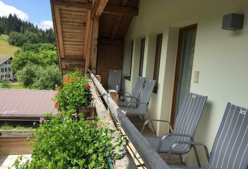 חדר משפחתי, Haus Tirol