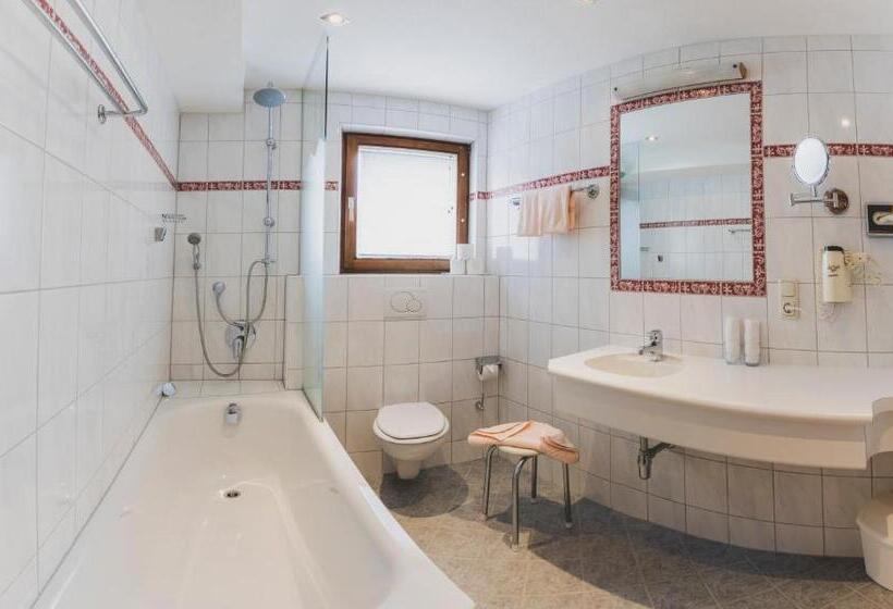 Четырехместный Номер Стандарт, Montfort