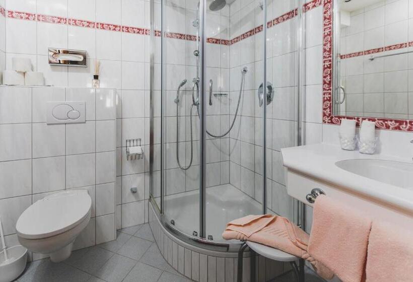 Четырехместный Номер Стандарт, Montfort