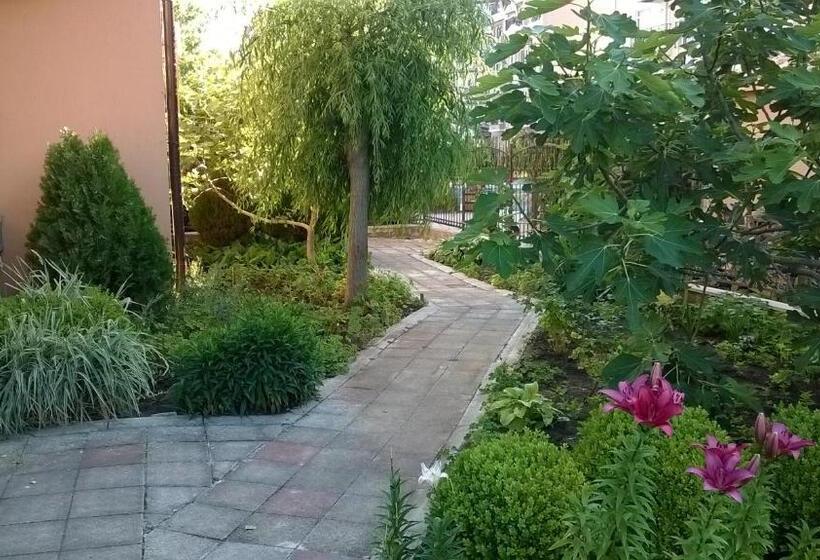 غرفة قياسية ثلاثية مزودة بشرفة, 415