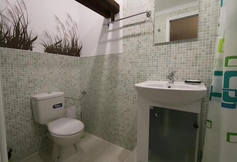 اتاق استاندارد چهار تخته, La Maison Ruse