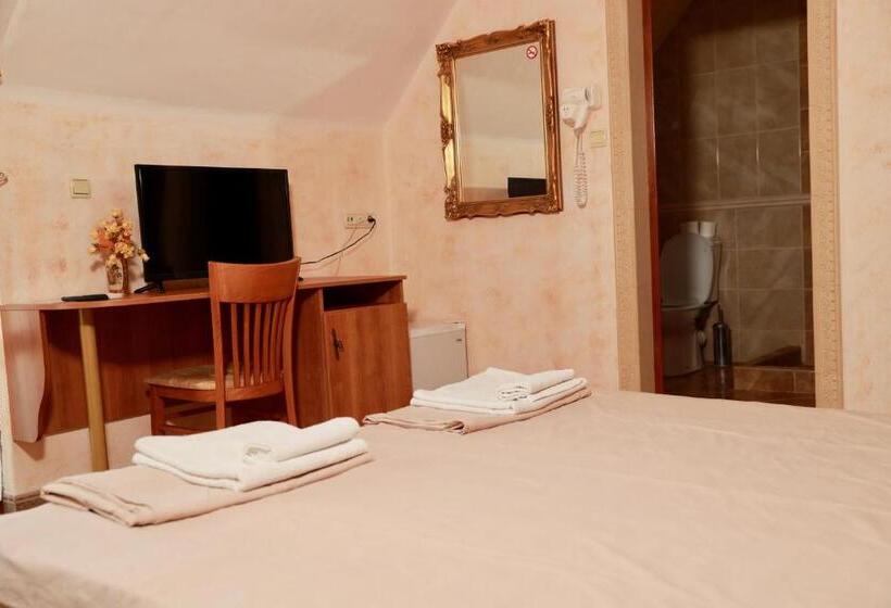 Трехместный Номер Стандарт с Балконом, Family Hotel Tropicana