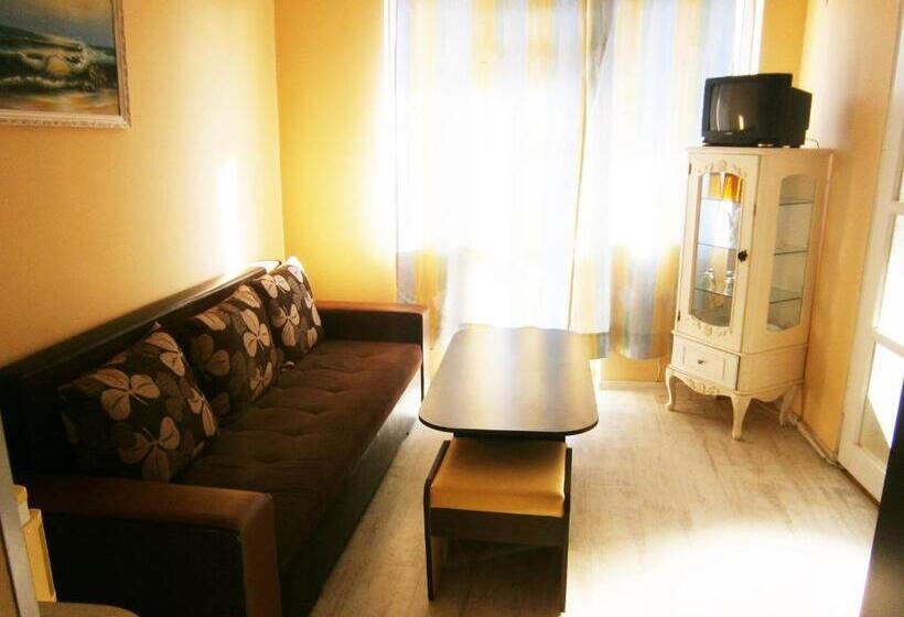 جناح مطلّ علي البحر, Family Hotel White House