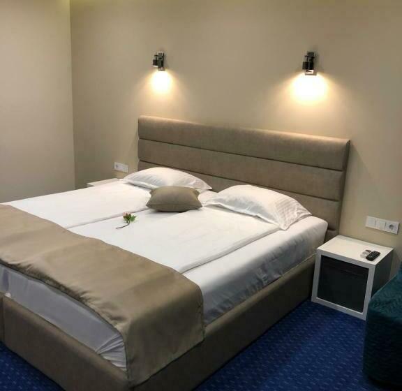 اتاق استاندارد سه نفره, Family Hotel Avenue