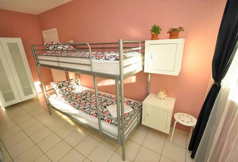 Четырехместный номер эконом класса с общей ванной комнатой, Moreto & Caffeto Hostel