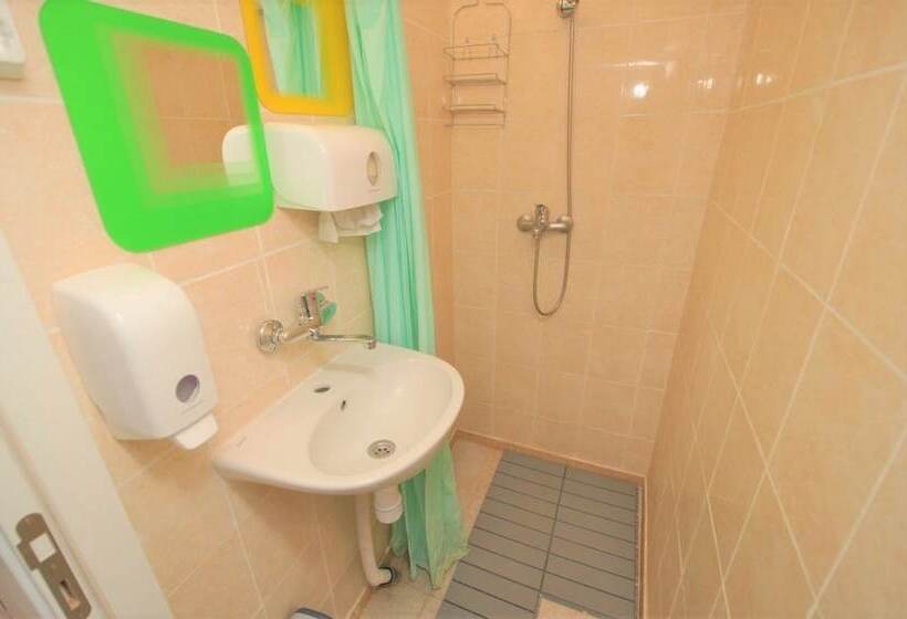 Кровать в Общей Комнате, Moreto & Caffeto Hostel