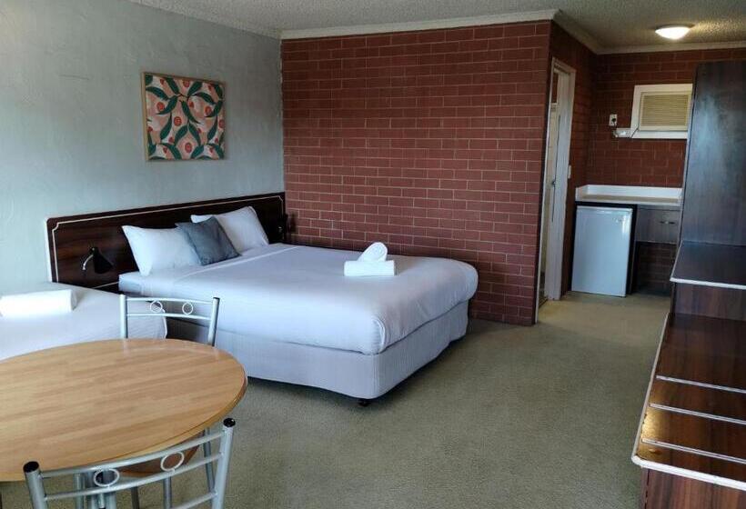اتاق خانوادگی, Junction Motel Wagga
