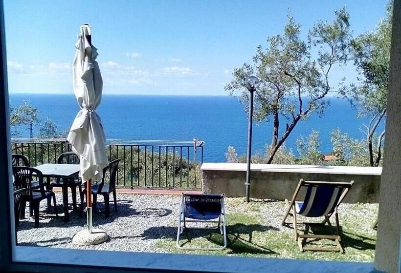 Номер Стандарт Вид на Море, Perla Del Levante Hostel