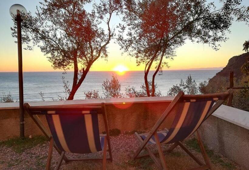 Четырехместный Номер Стандарт Вид на Море, Perla Del Levante Hostel