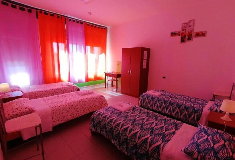 Четырехместный Номер Стандарт Вид на Море, Perla Del Levante Hostel