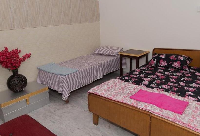 Номер Стандарт Трехместный, Homestay Urmil Basant