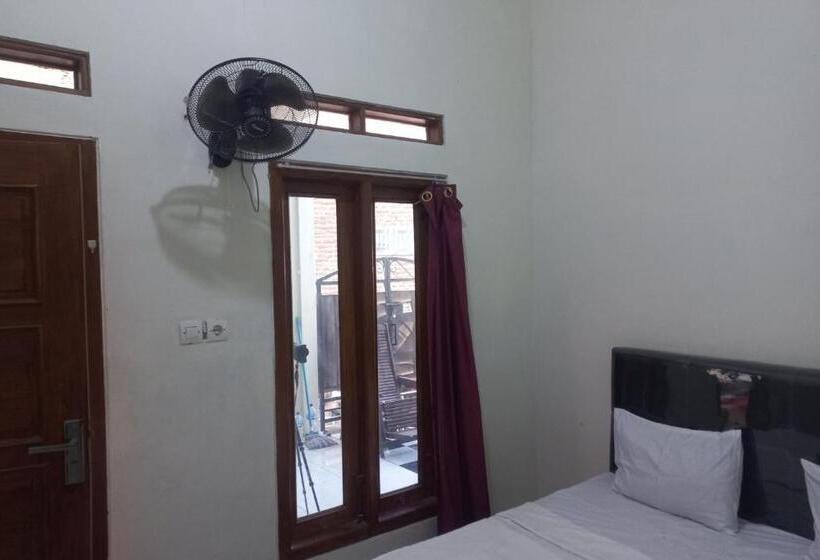 Номер Economy, Spot On 93815 Chimi Rumah Kost